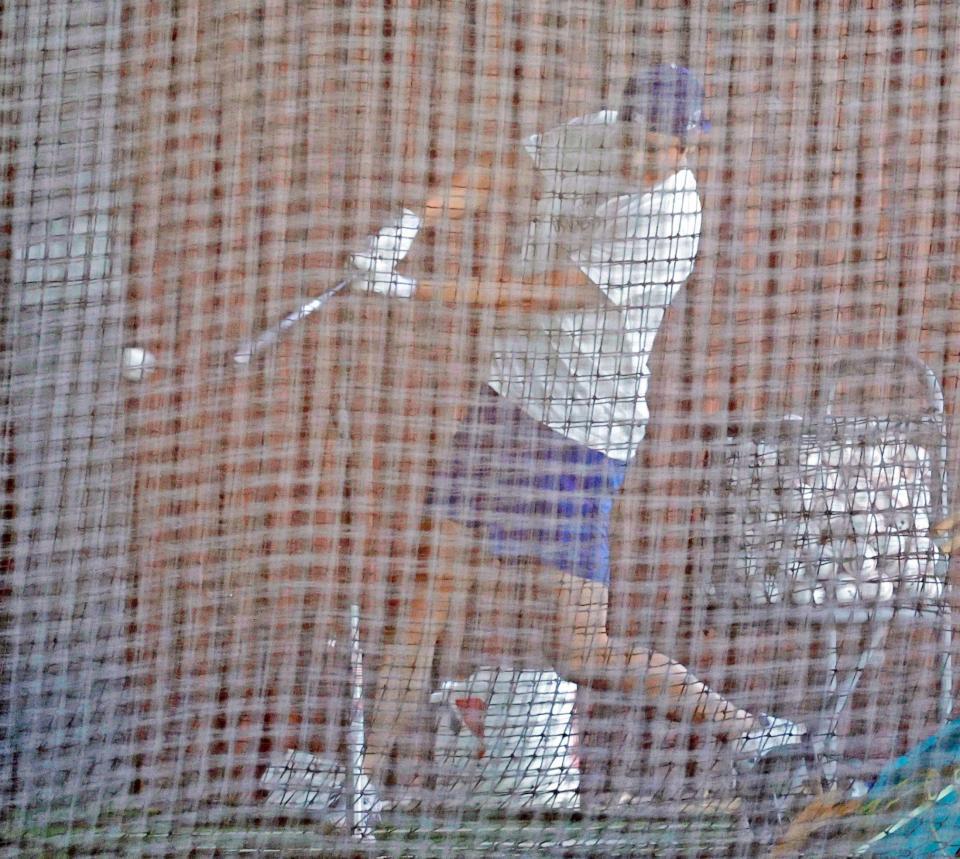 　ティー打撃をする大谷（共同）