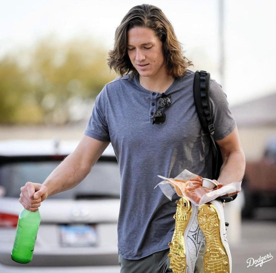 　キャンプ施設に入るグラスノー（ロサンゼルス・ドジャース提供）