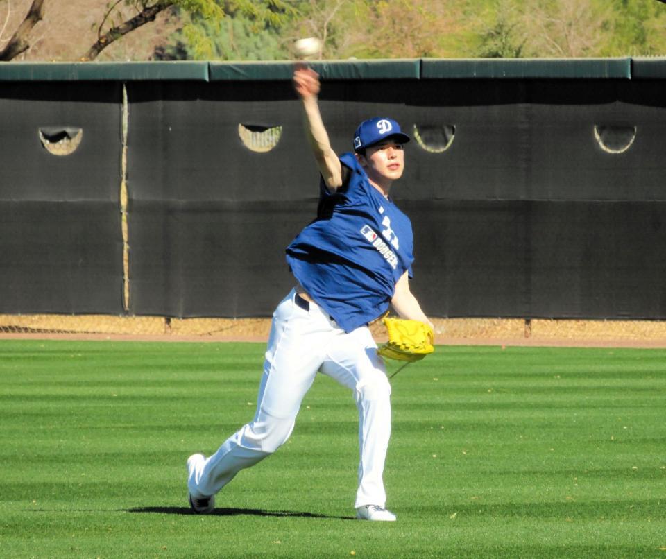 　キャッチボールを行う佐々木（撮影・小林信行）