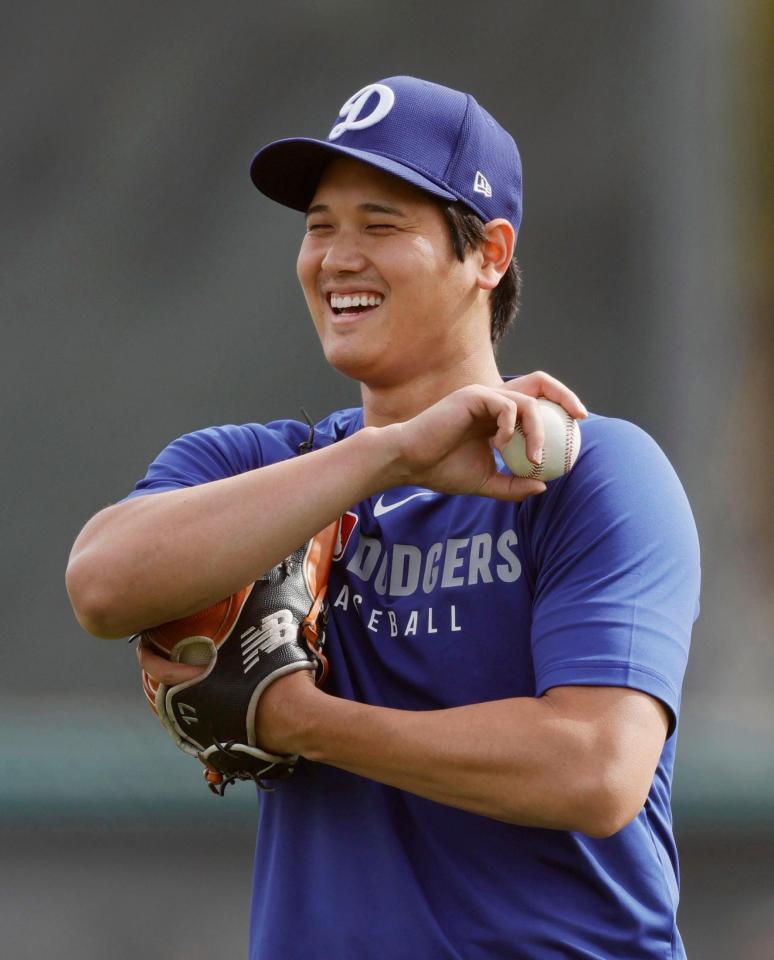 　練習中、笑顔を見せる大谷