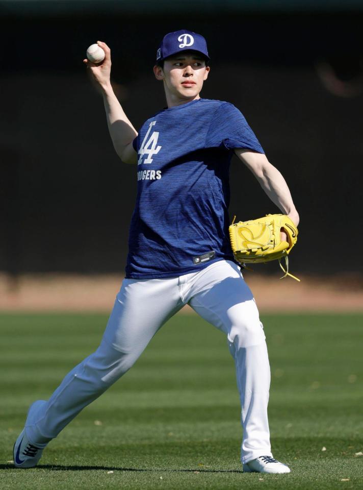 　キャッチボールをする佐々木