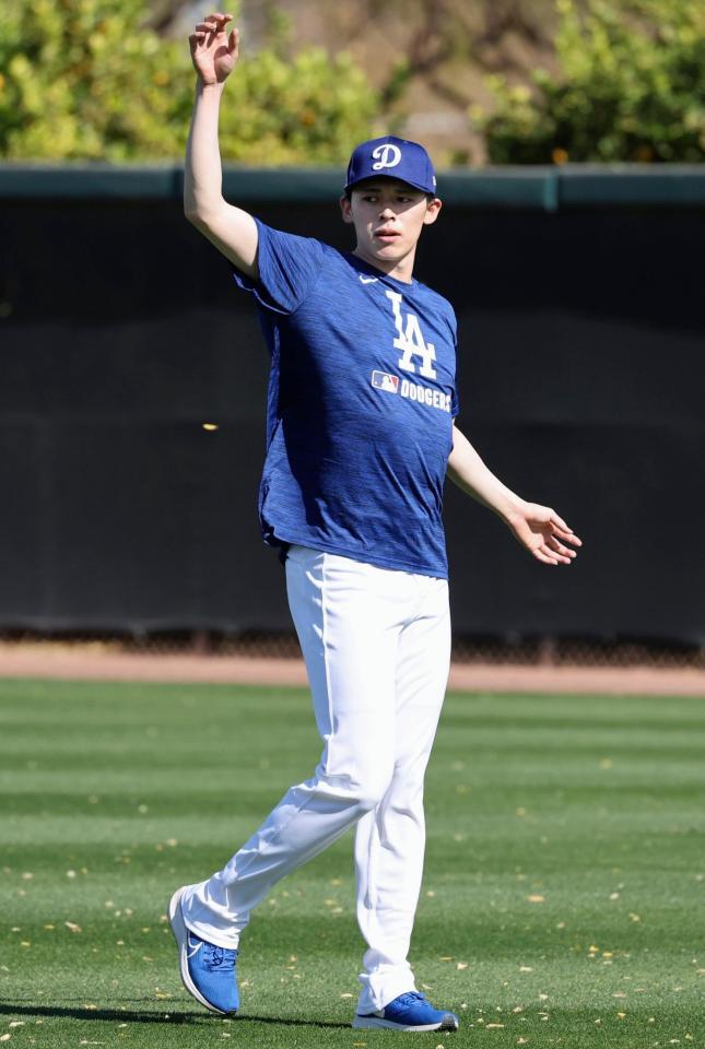 　ウオーミングアップする佐々木