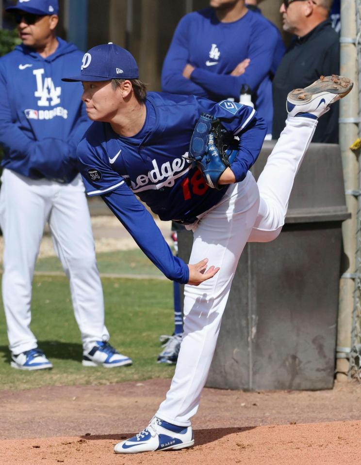 　投球練習する山本