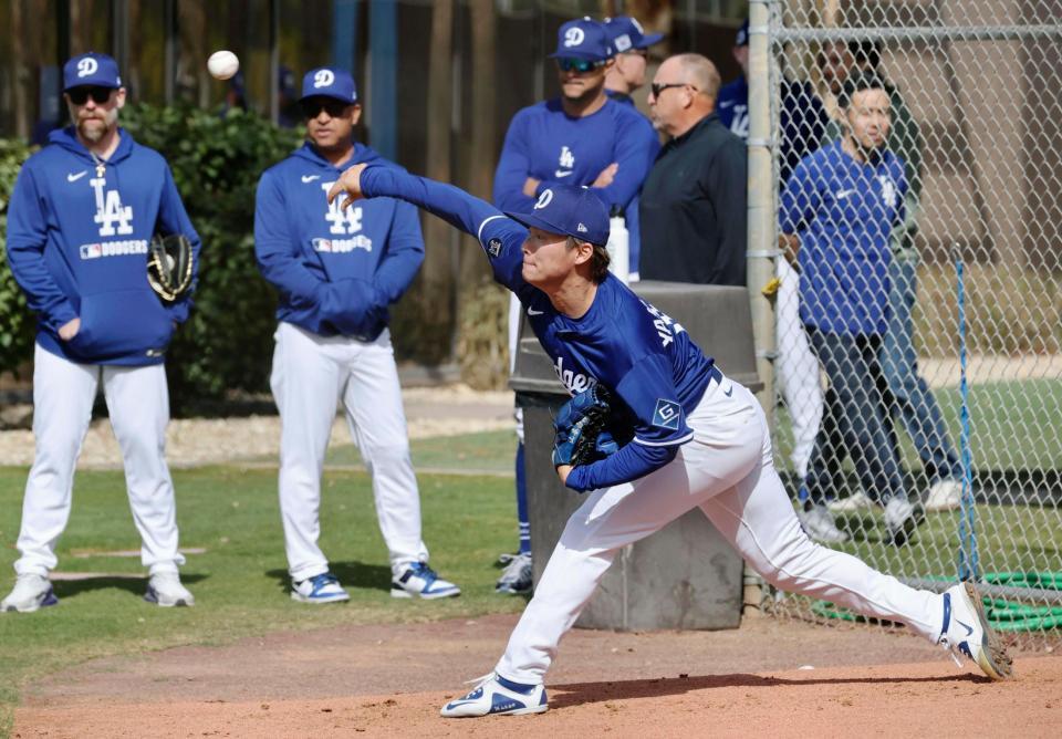 　投球練習する山本