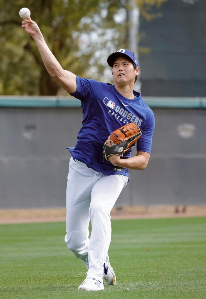 　キャッチボールする大谷