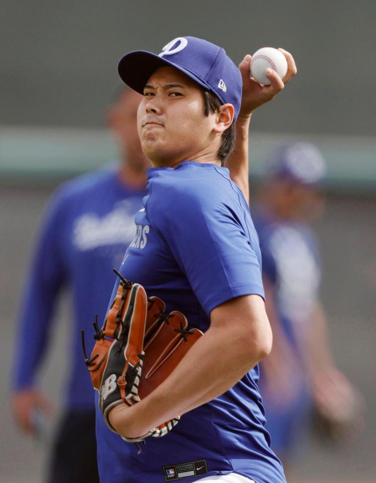 　キャッチボールする大谷