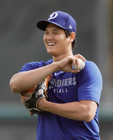 　練習中、笑顔を見せるドジャース・大谷（共同）