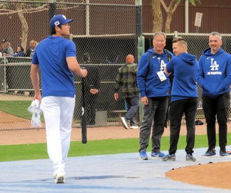 　フリー打撃を終えて引き揚げる大谷。打球の凄さに周囲は苦笑い（撮影・小林信行）