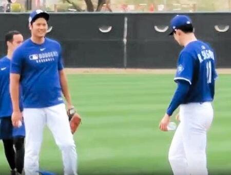 　グラウンドで言葉をかわす大谷と佐々木（撮影・小林信行）