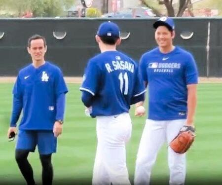 　佐々木に声をかける大谷（撮影・小林信行）