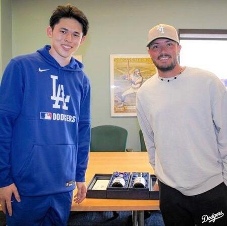 　ロハス（右）から背番号を譲り受けた佐々木（ロサンゼルス・ドジャース提供）