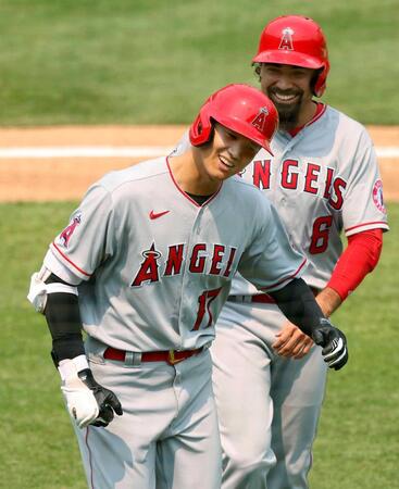 　３回、３ランを放ち、二走レンドンに祝福され、笑顔の大谷（手前）＝２０２０年８月（ゲッティ＝共同）