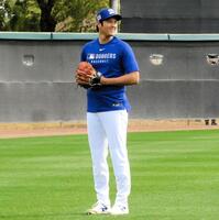 　キャッチボールを行う大谷（撮影・小林信行）