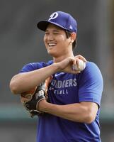　練習中、笑顔を見せるドジャース・大谷（共同）