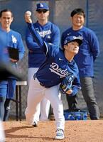 　投球練習するドジャース・山本（共同）
