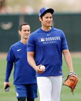 　キャッチボールを終え、笑顔を見せる大谷