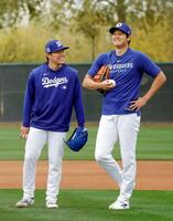 　キャンプインし、笑顔を見せる大谷（右）と山本