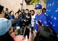 　キャンプ初日、取材に応じる佐々木