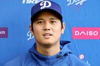 　キャンプ初日、取材に応じる大谷