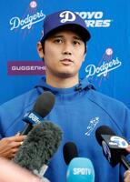 　キャンプ初日、取材に応じる大谷