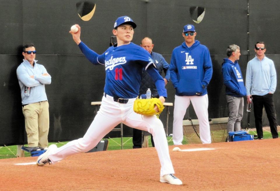 　ブルペンで投球練習を行う佐々木（撮影・小林信行）