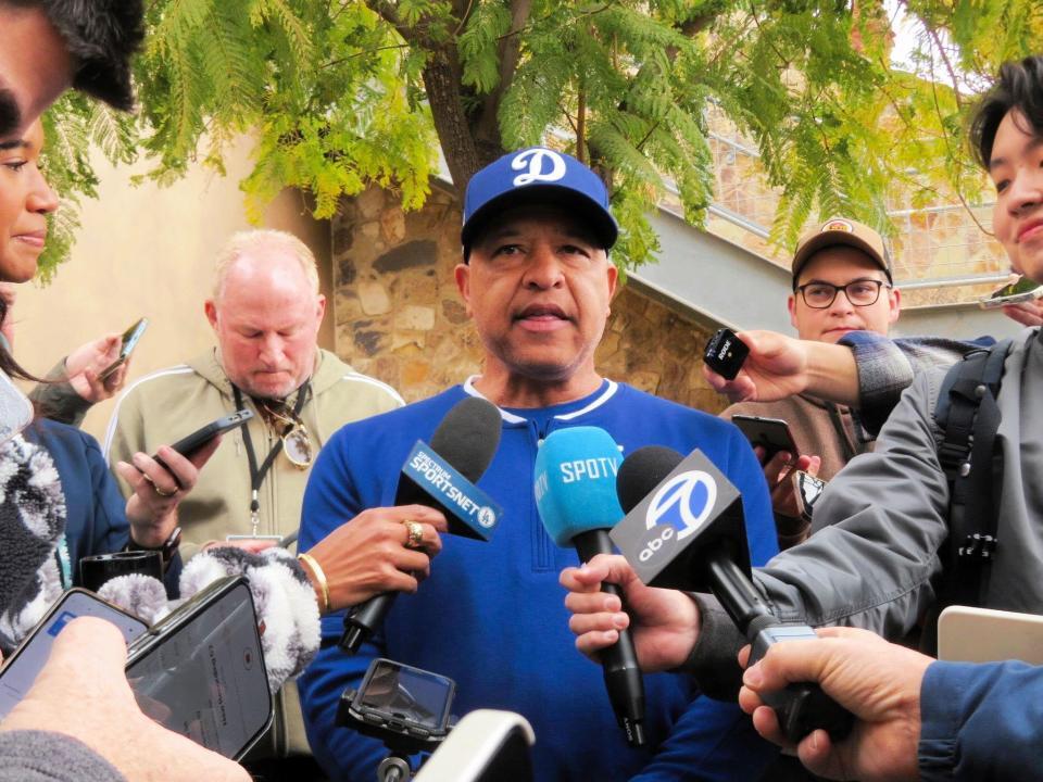 　報道陣の質問に答えるロバーツ監督（撮影・小林信行）