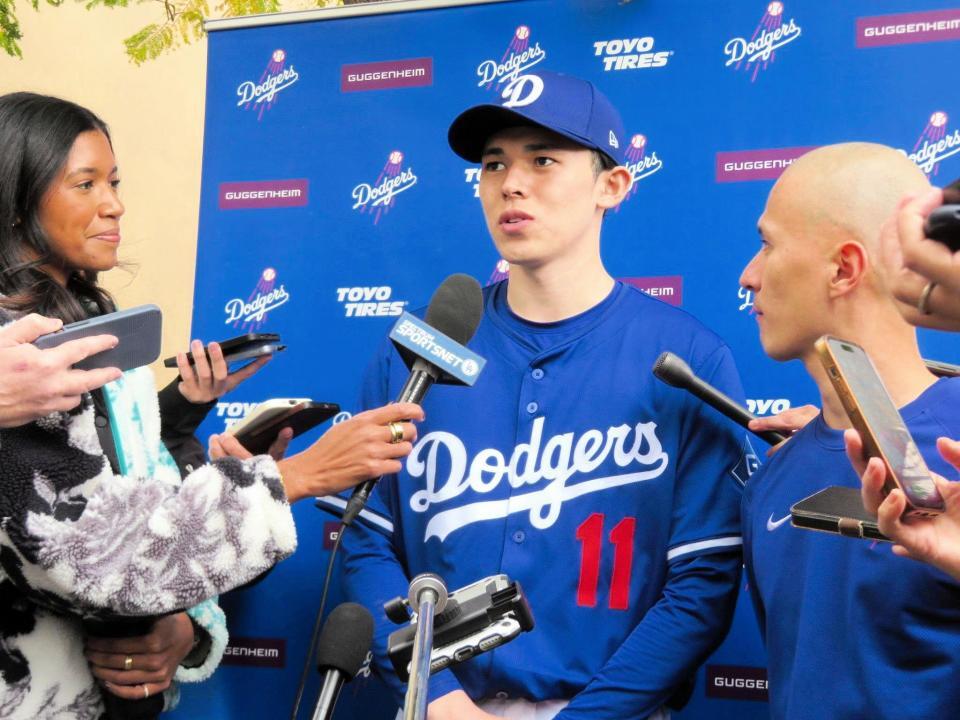 　報道陣の質問に答える佐々木（撮影・小林信行）