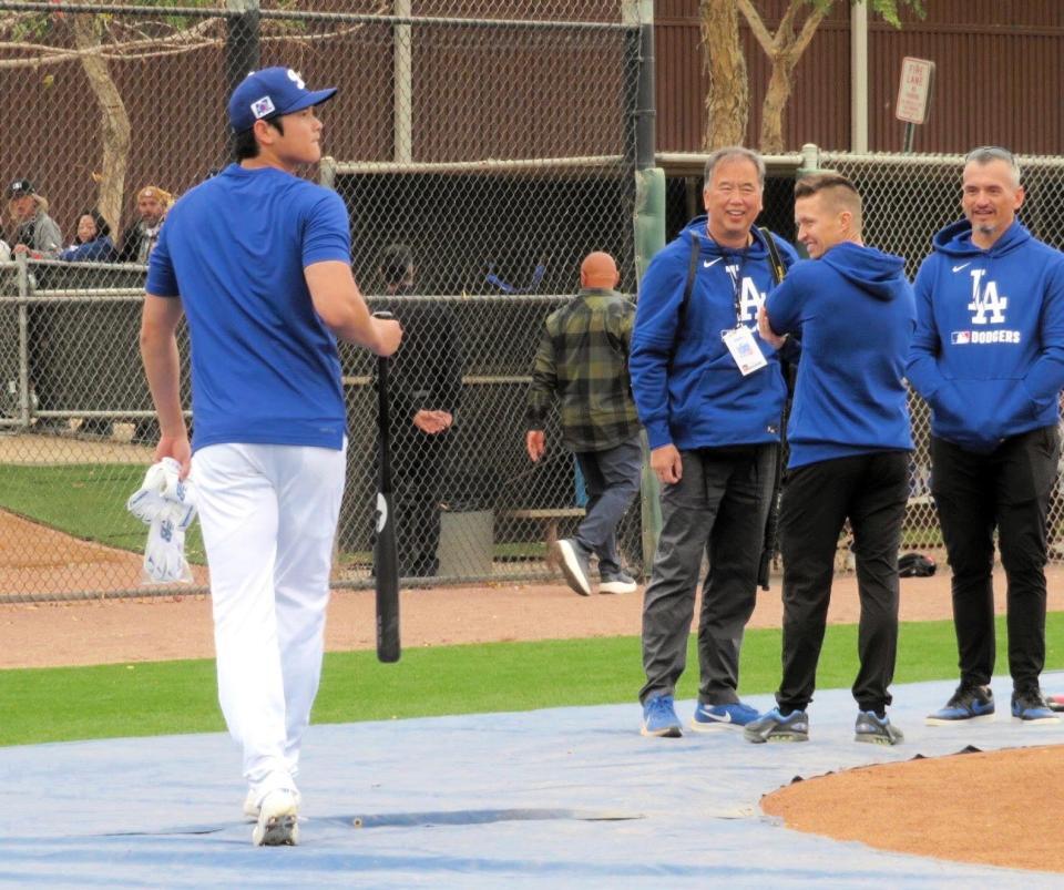 　フリー打撃を終えて引き揚げる大谷。打球の凄さに周囲は苦笑い（撮影・小林信行）