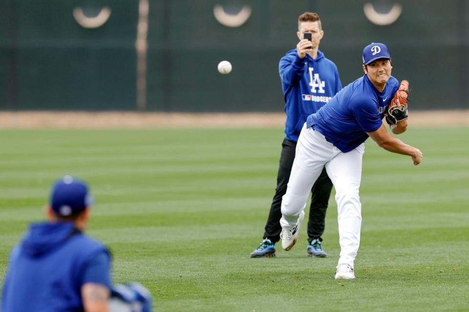 　キャッチボールをする大谷