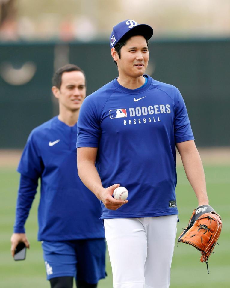 　キャッチボールを終え、笑顔を見せる大谷