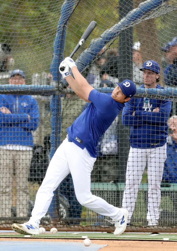 　フリー打撃を行う大谷