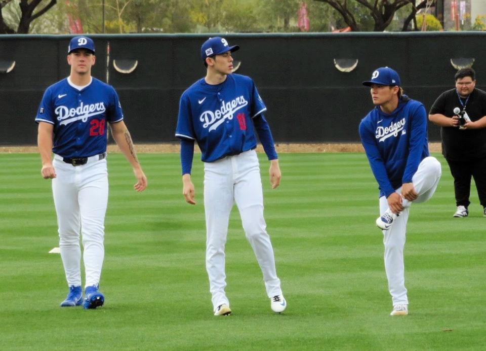 　一緒にウオーミングアップを行う佐々木と山本（撮影・小林信行）