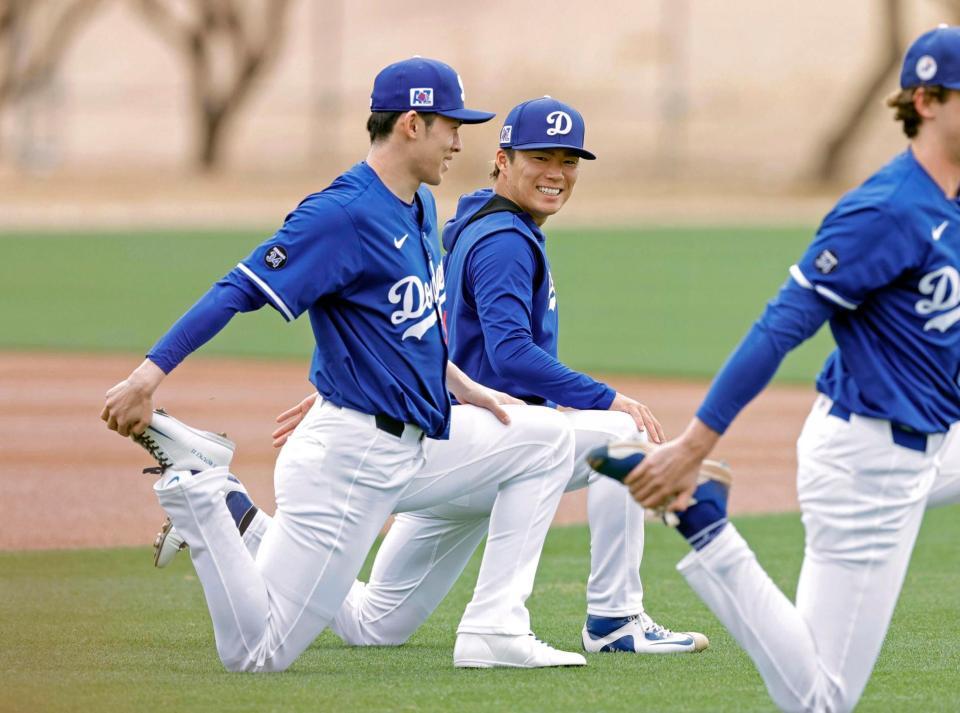 　ウオーミングアップする佐々木（左）と山本