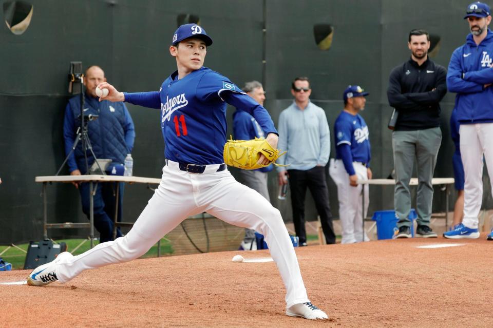 　キャンプ初日、ブルペンで投球練習を行う佐々木