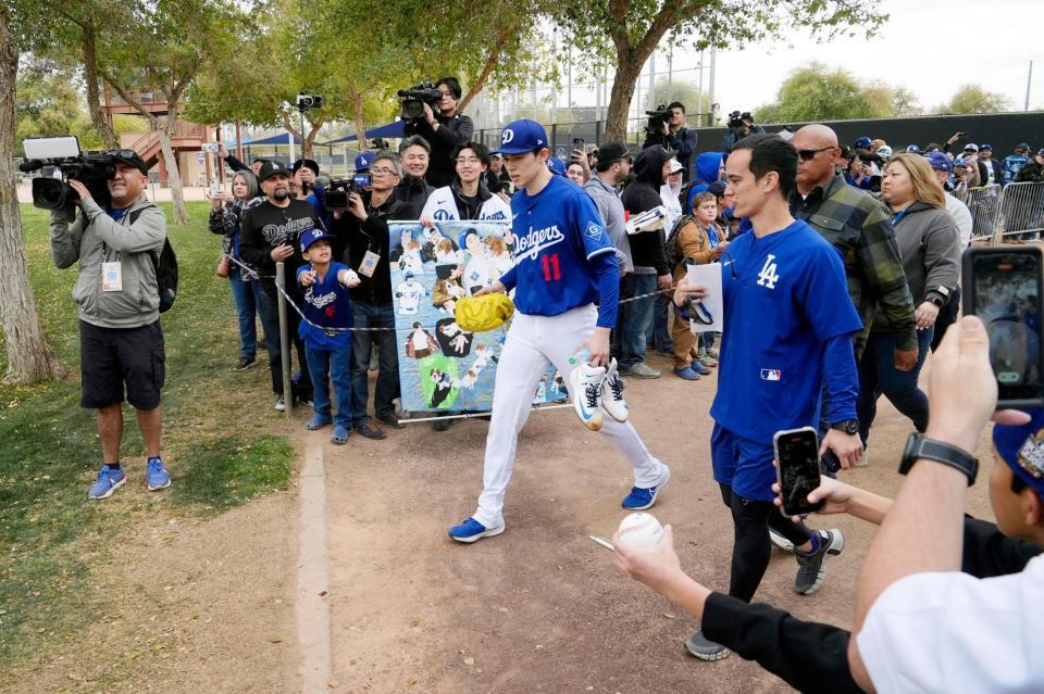 　ファンの前を歩く佐々木