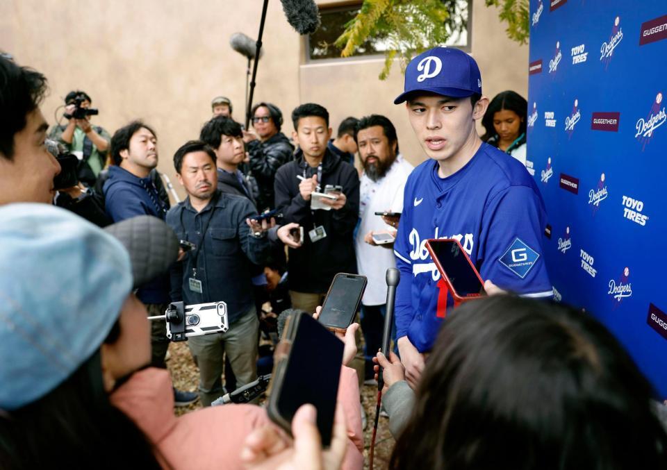 　キャンプ初日、取材に応じる佐々木