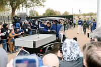 　カートに乗って練習場を移動する大谷（右）。右奥は佐々木（共同）