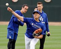 　相手を座らせて投球する大谷（共同）