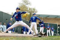 　ブルペンで投球練習するドジャース・佐々木。左から２人目はスネル（共同）