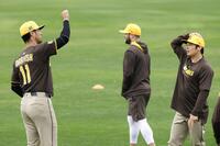 　キャンプインし、言葉を交わすパドレスのダルビッシュ（左）と松井（共同）