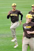 　キャンプインし、ウオーミングアップするパドレスのダルビッシュ（共同）