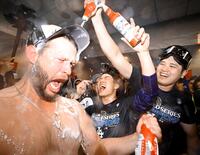 ワールドシリーズ制覇を果たし、シャンパンファイトで盛り上がる（左から）ドジャースのカーショー、山本、大谷＝２０２４年１０月（共同）