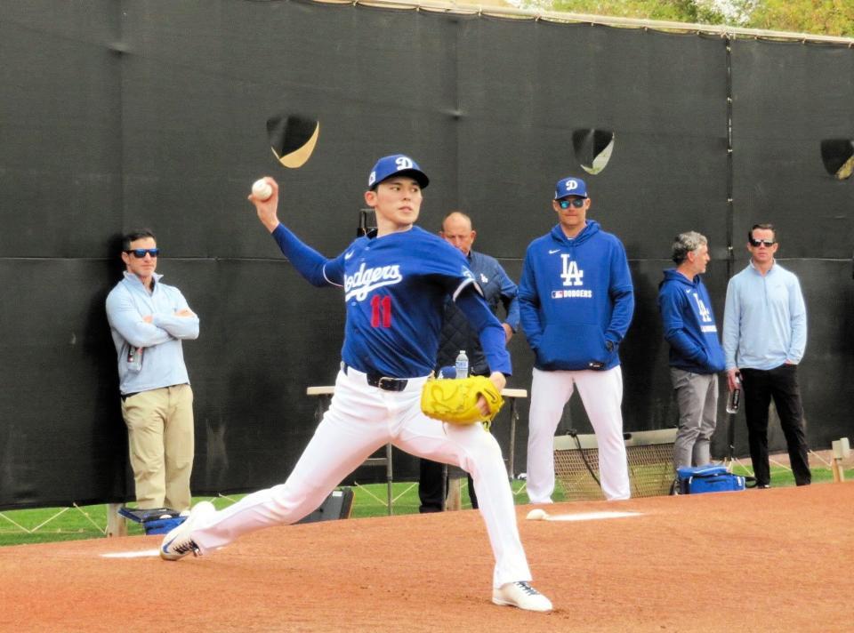 　ブルペンで投球練習を行う佐々木（撮影・小林信行）