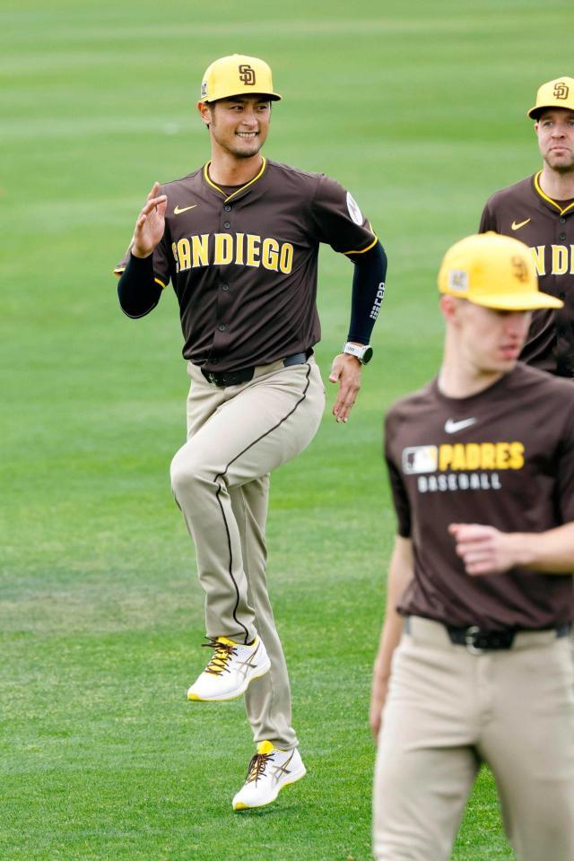 　キャンプインし、ウオーミングアップするパドレスのダルビッシュ（共同）