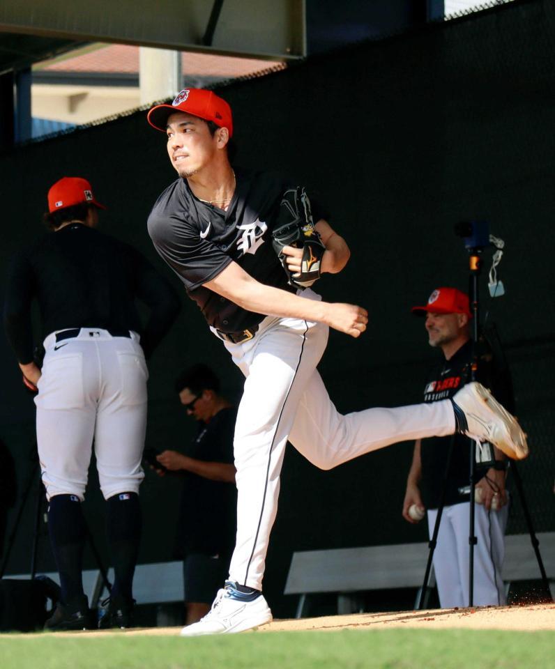 　ブルペンで投球練習をするタイガース・前田（共同）