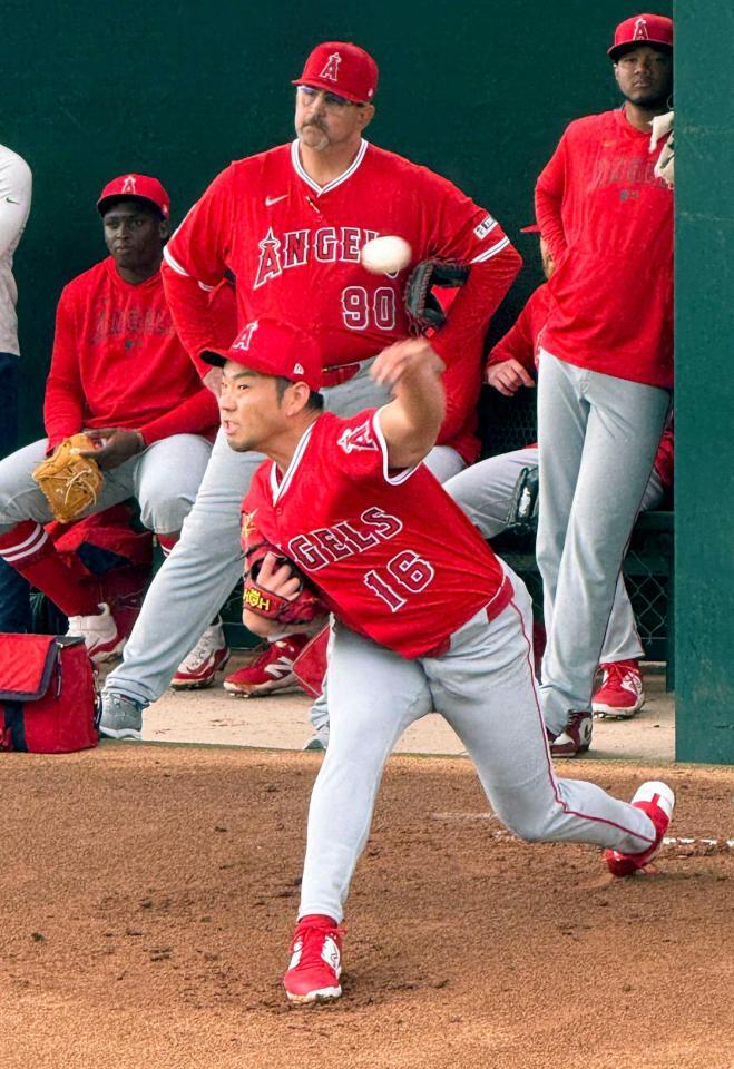 　投球練習に汗を流すエンゼルス・菊池（共同）