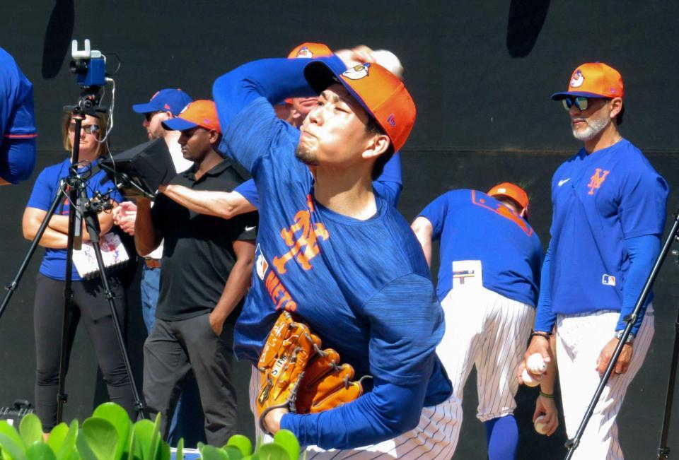 　投球に励むメッツ・千賀（共同）