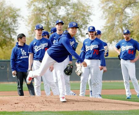 　投内連係の練習をするドジャース・山本（共同）