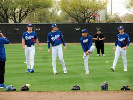 【写真】すっかり馴染んでる　山本と話す佐々木