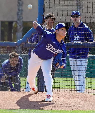 　打撃投手を務めるドジャース・山本＝グレンデール（共同）